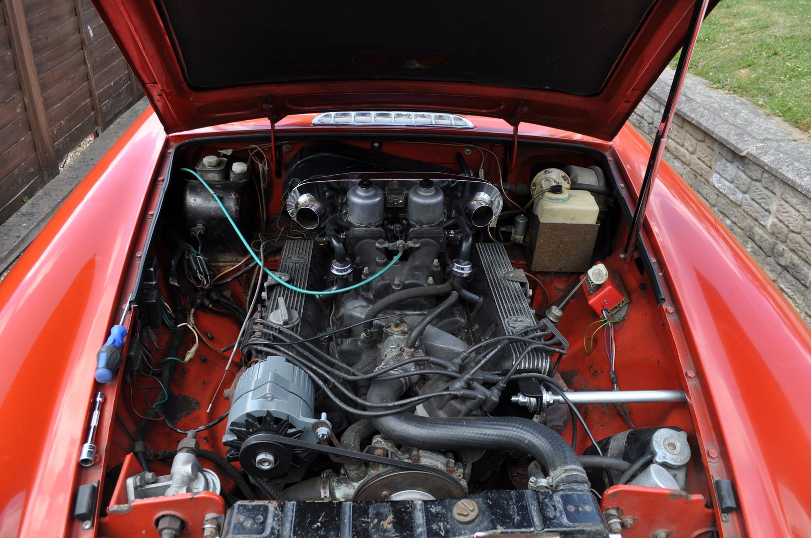 MGB GT Factory V8 ber 500 carb conversion.